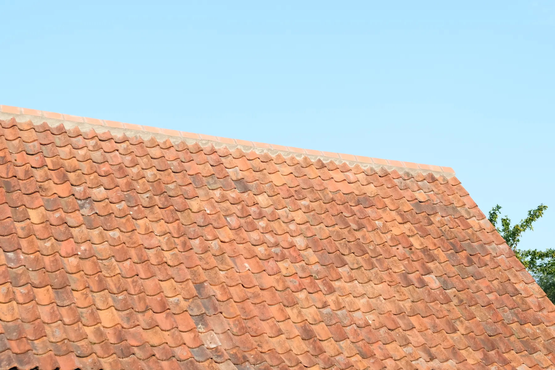 Het afgewerkte dakvlak in Aalter met keramische pannen