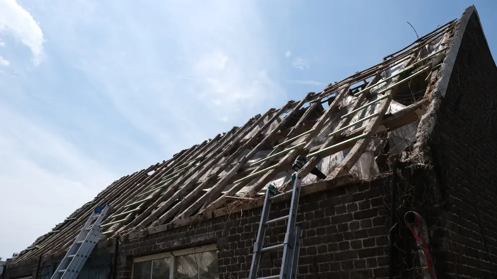 Het oude dak in Aalter, afgebroken tot op de dakstructuur