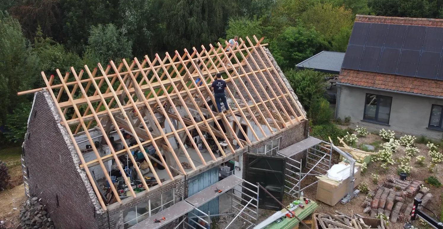 Nieuwe dakstructuur in opbouw vanuit de lucht — renovatie in Aalter door Het Dak Atelier