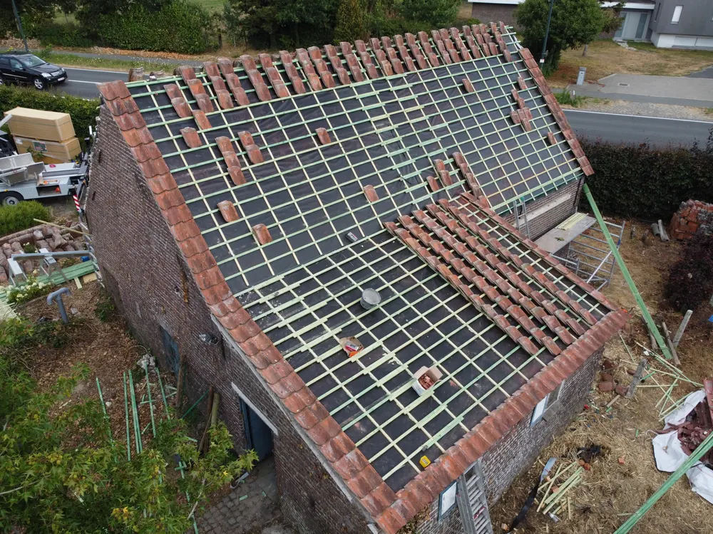 Dronebeeld van het bijgebouw in Aalter met nieuw onderdak en panlatten