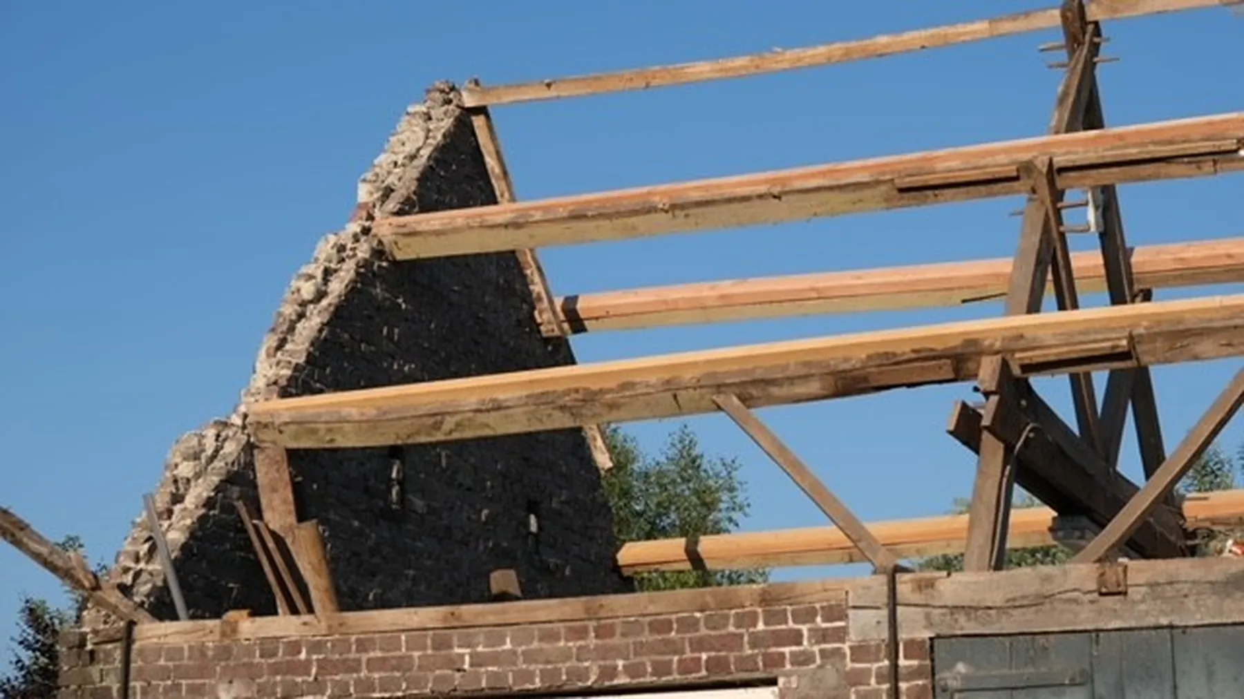 Aalter tijdens de werken: nieuwe houten dakstructuur