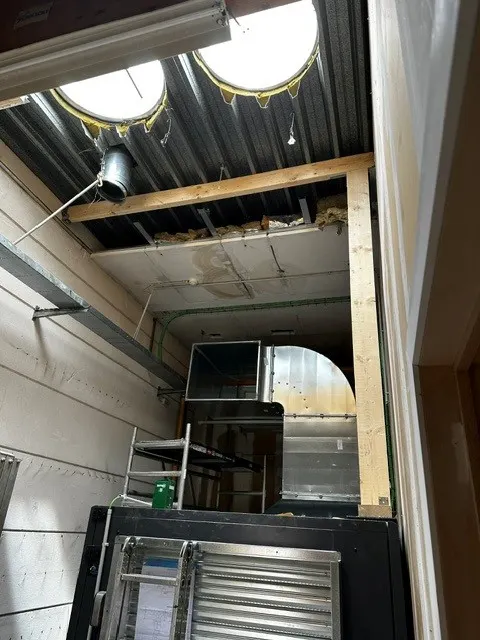 Houten draagconstructie voor ventilatieopeningen in het steeldeck-dak van Basic-Fit Roeselare