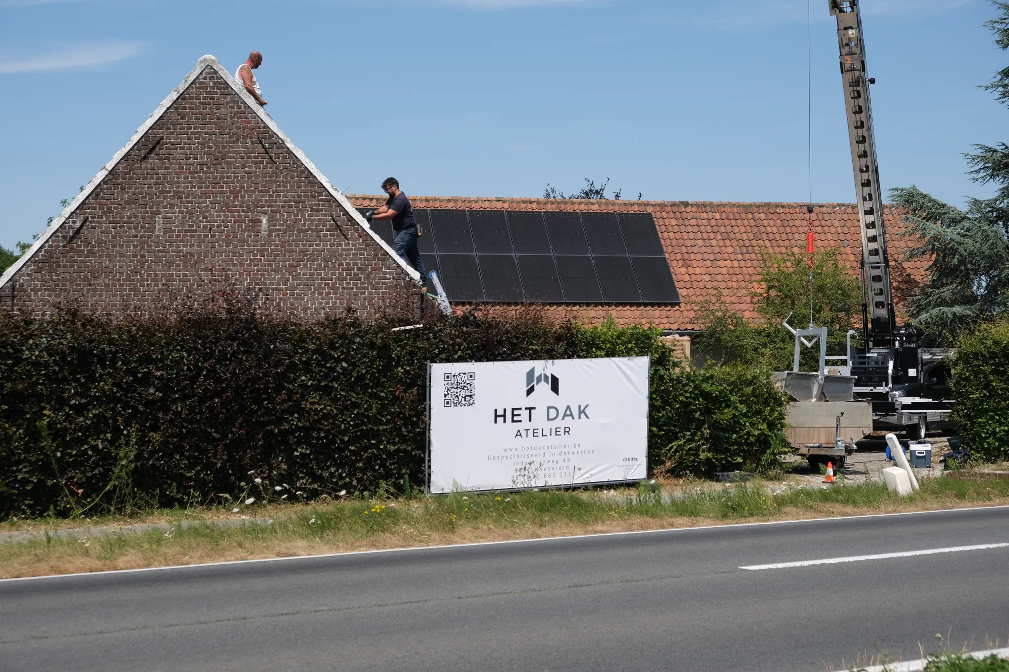 Chamil van Het Dak Atelier aan het werk op het dak van de renovatie in Aalter