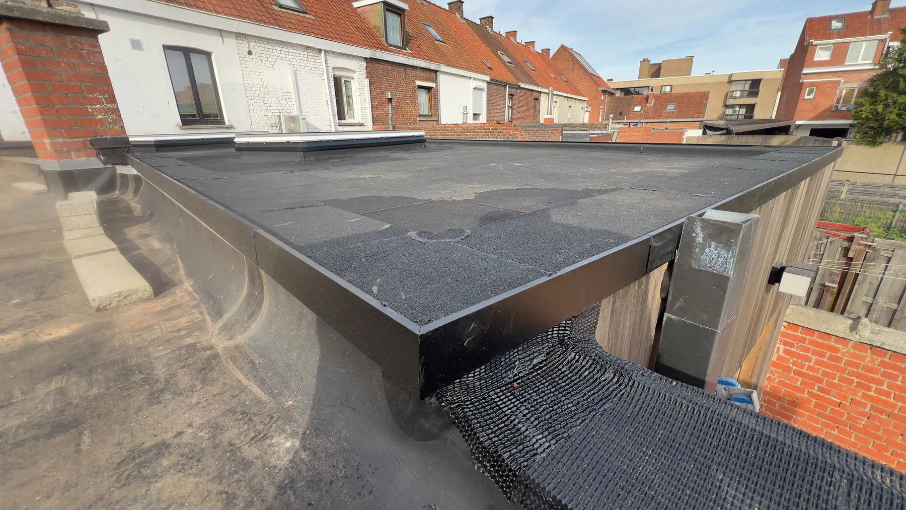 De nieuwe aluminium dakrand op de hoek van het platte dak