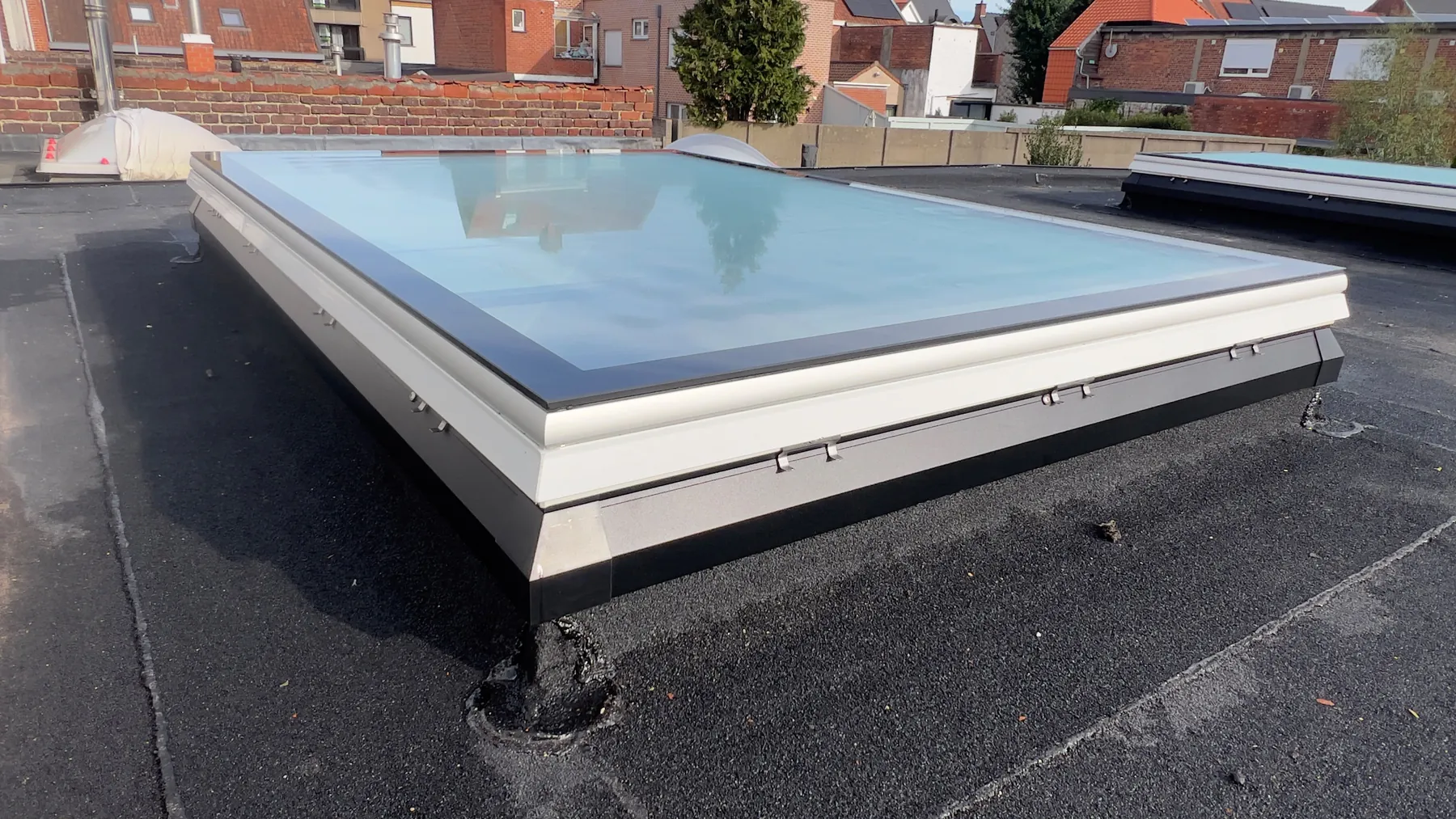 Nieuw plat dakraam, ingewerkt in de nieuwe roofing