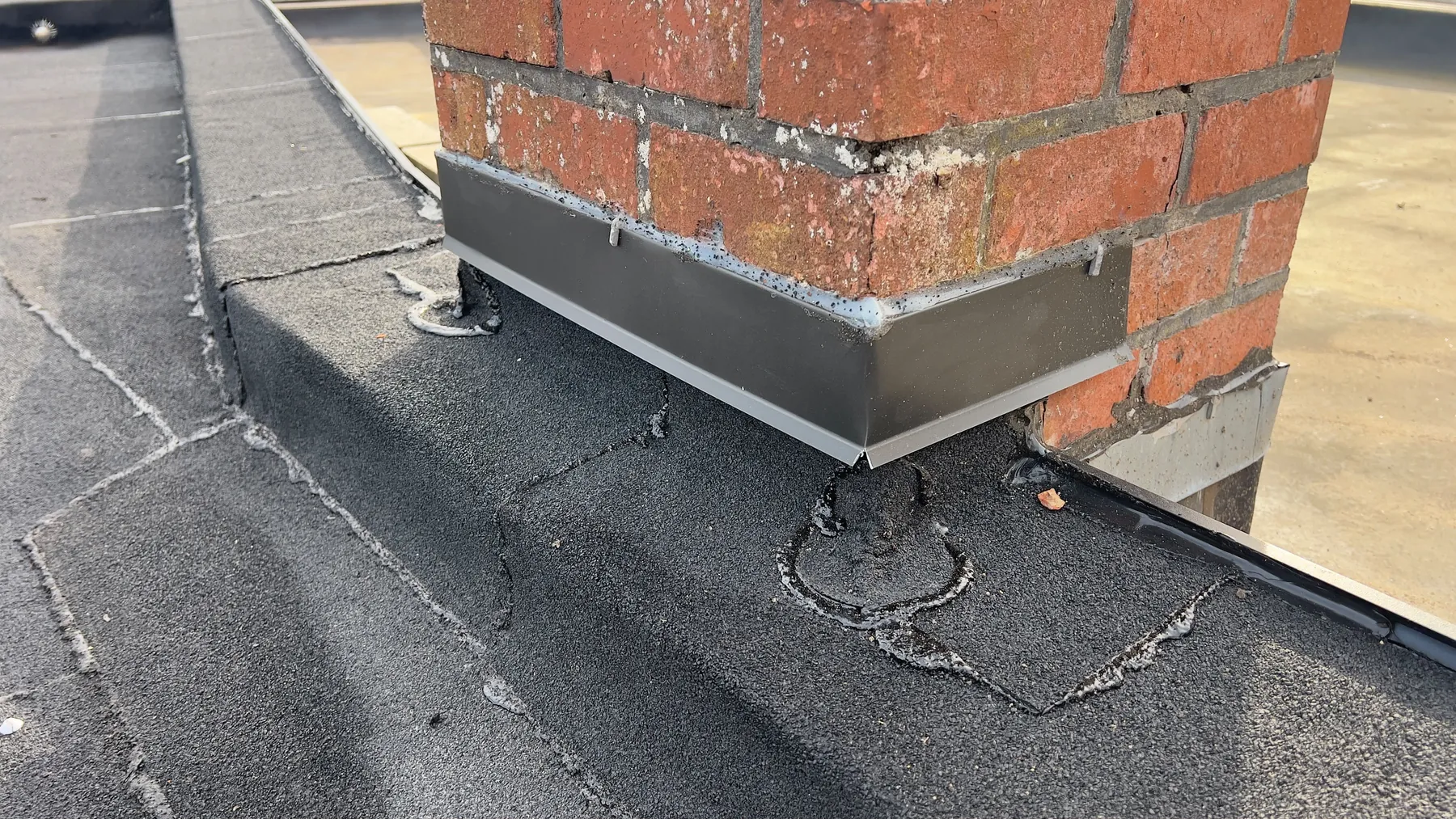 Waterdichte aansluiting van de roofing aan de schouw