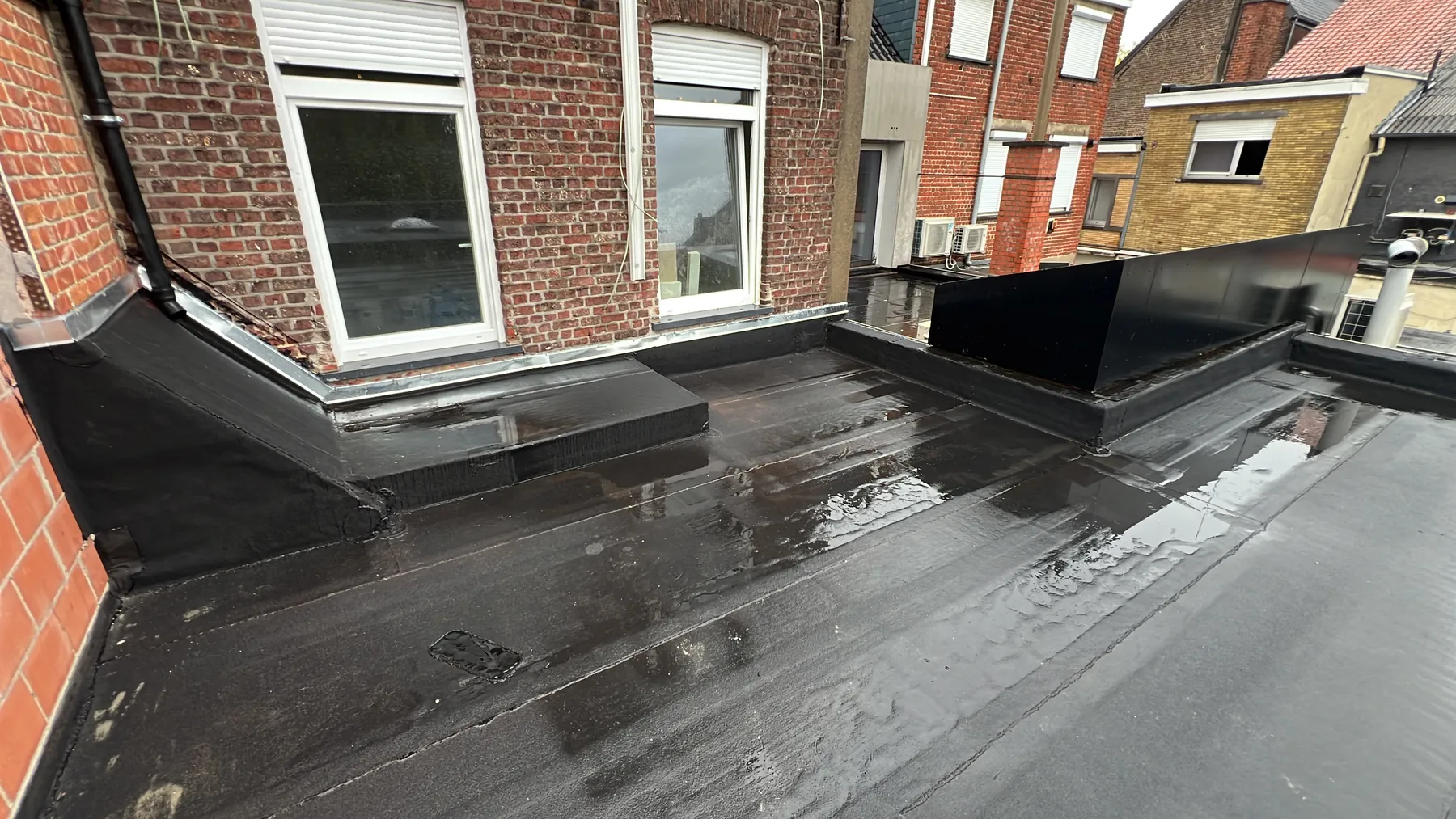 Afgewerkte opstand onder het raam