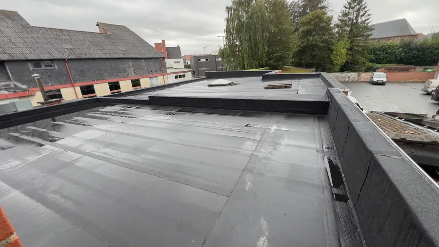 Het afgewerkte platte dak in Roeselare met nieuwe roofing en opstanden
