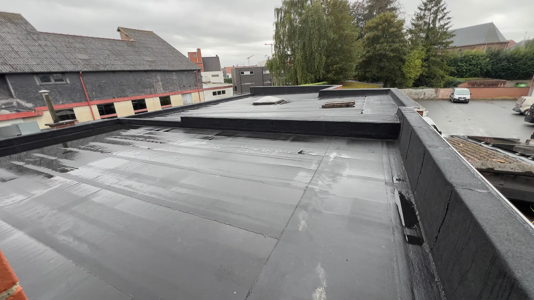 Het afgewerkte platte dak met de nieuwe dakrand