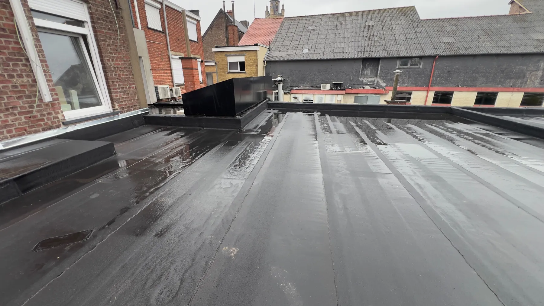 Het afgewerkte dakvlak na een regenbui