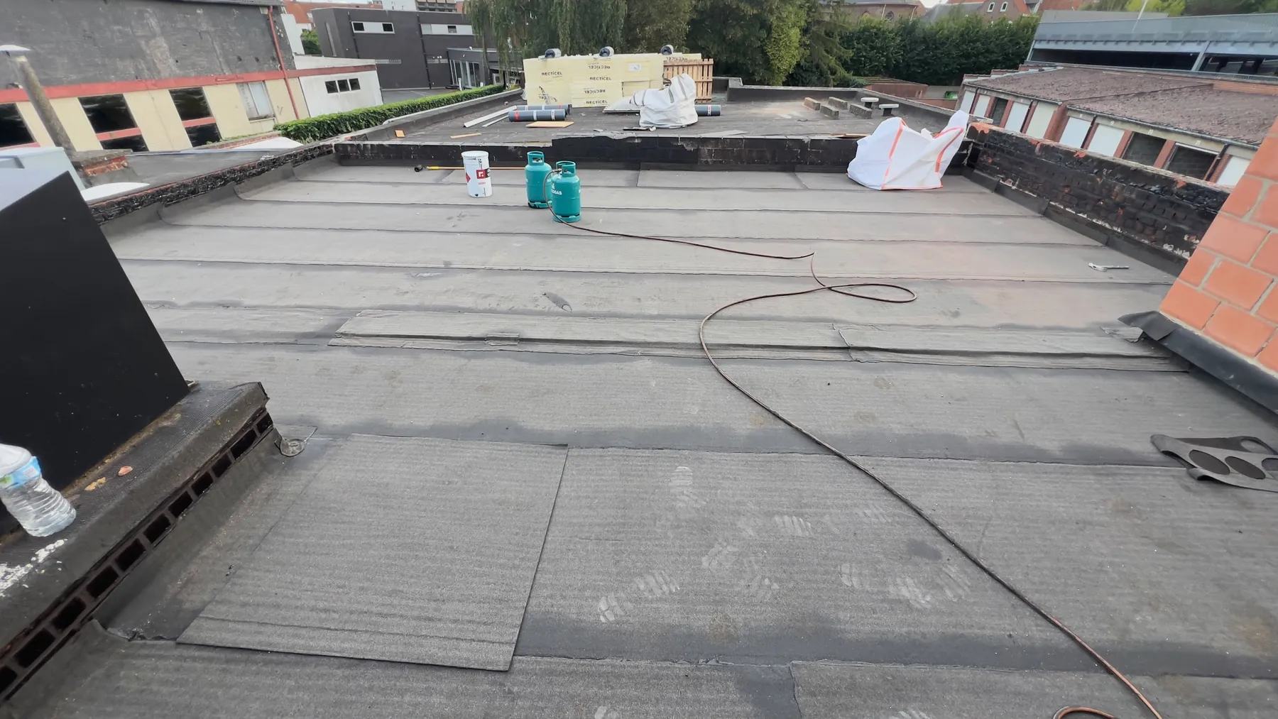 De eerste laag roofing ligt op het hele dak