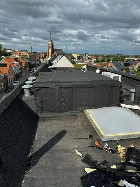Dringende herstelling van afgescheurde roofing met Resitrix in Zonnebeke